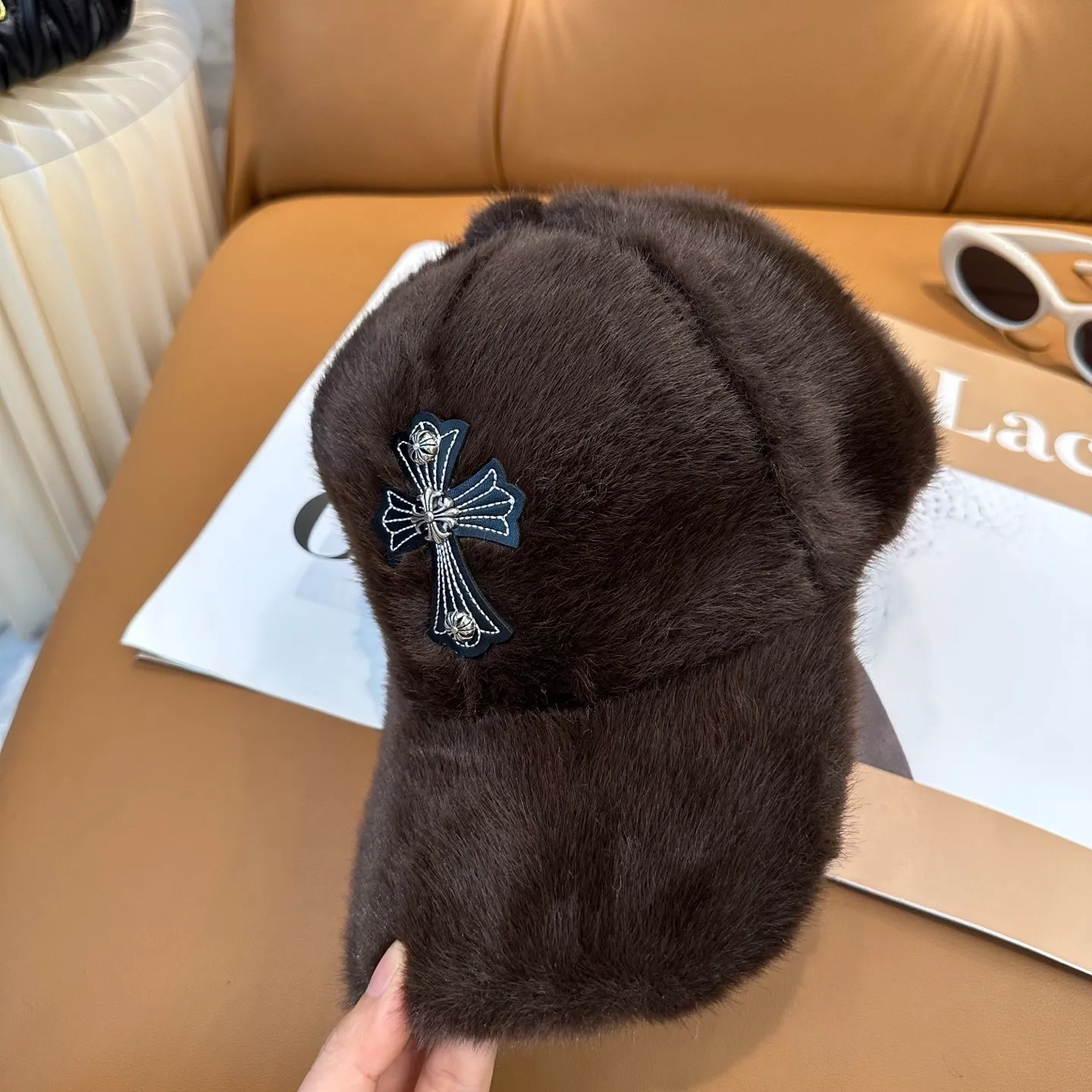 P66 Crow Heart's new autumn and winter baseball cap. It is full of autumn and winter atmosphere. The quality is great. The deepening of the hat shape makes it more elegant. It is very nice for both men and women. It is a classic among classics. It goes well with daily wear. Casual and fashionable.